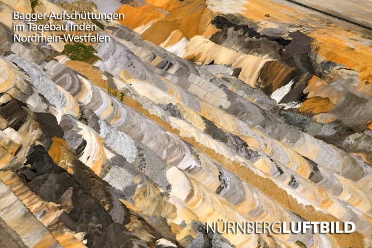 Bagger-Aufschüttungen im Tagebau Inden, Nordrhein-Westfalen