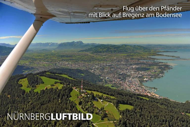 Flug über den Pfänder mit Blick auf Bregenz am Bodensee, Luftbild