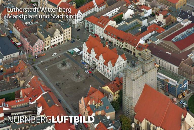 Luftaufnahme der Stadtkirche und vom Marktplatz