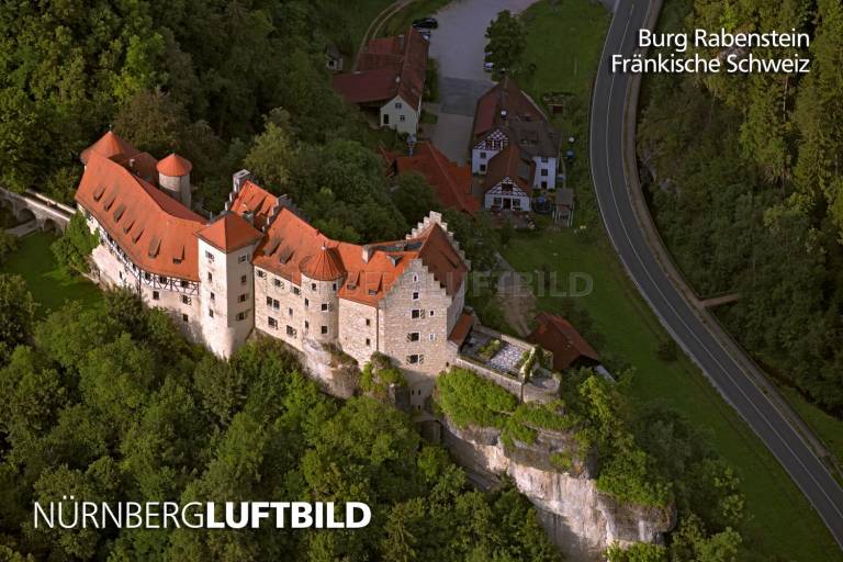 Luftbild der Burg Rabenstein in der Fränkischen Schweiz
