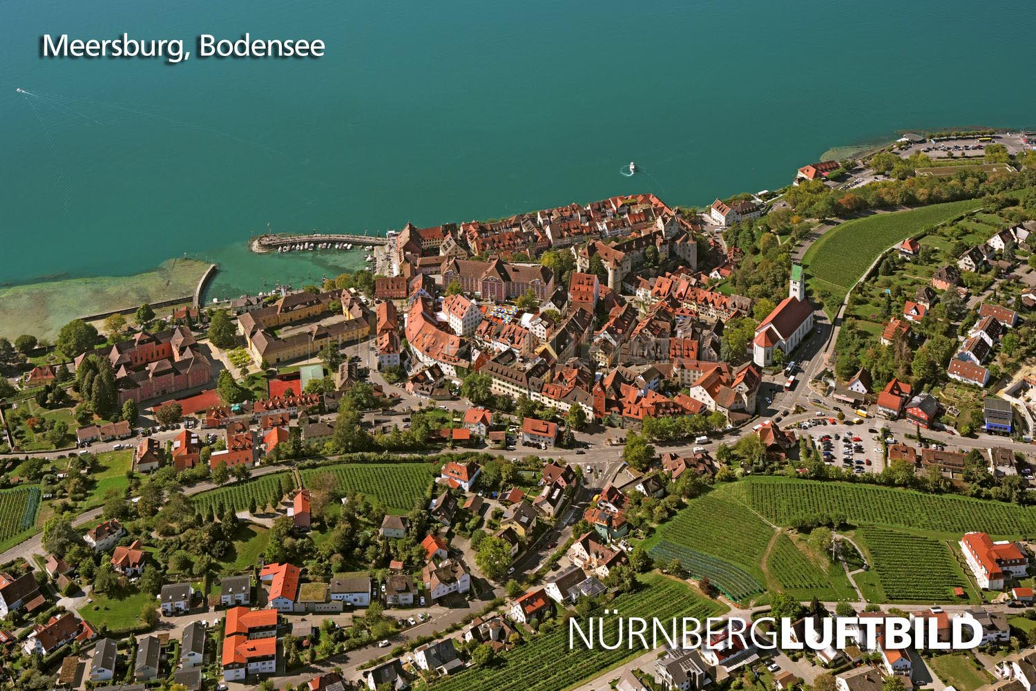Luftbild von Meersburg am Bodensee mit der ältesten bewohnten Burg Deutschlands über der Altstadt
