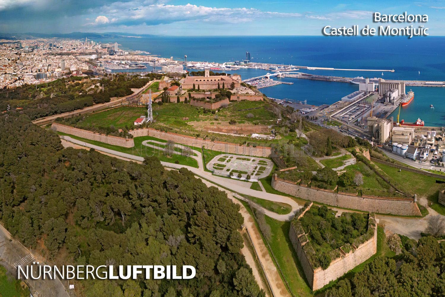 Luftbild des Castell de Montjuïc, sternförmige Festung auf dem Hausberg Montjuïc über dem Hafen von Barcelona