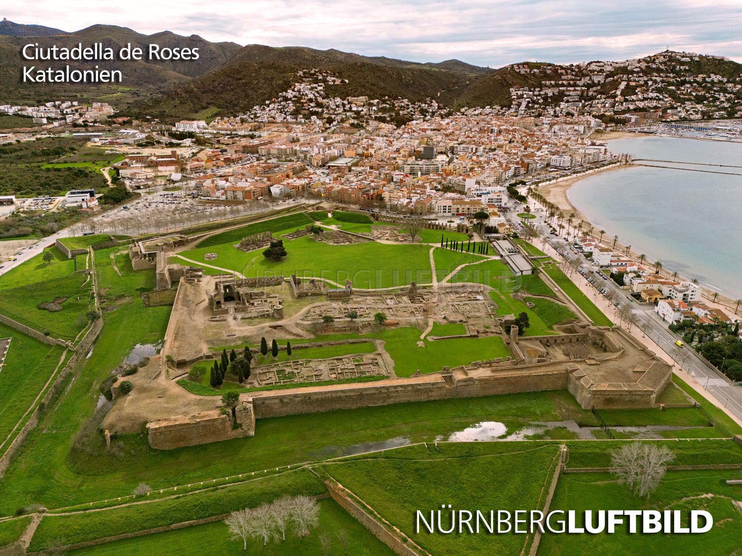 Luftbild der Ciutadella de Roses, sternförmige Renaissance-Zitadelle mit archäologischem Gelände in Roses an der Costa Brava
