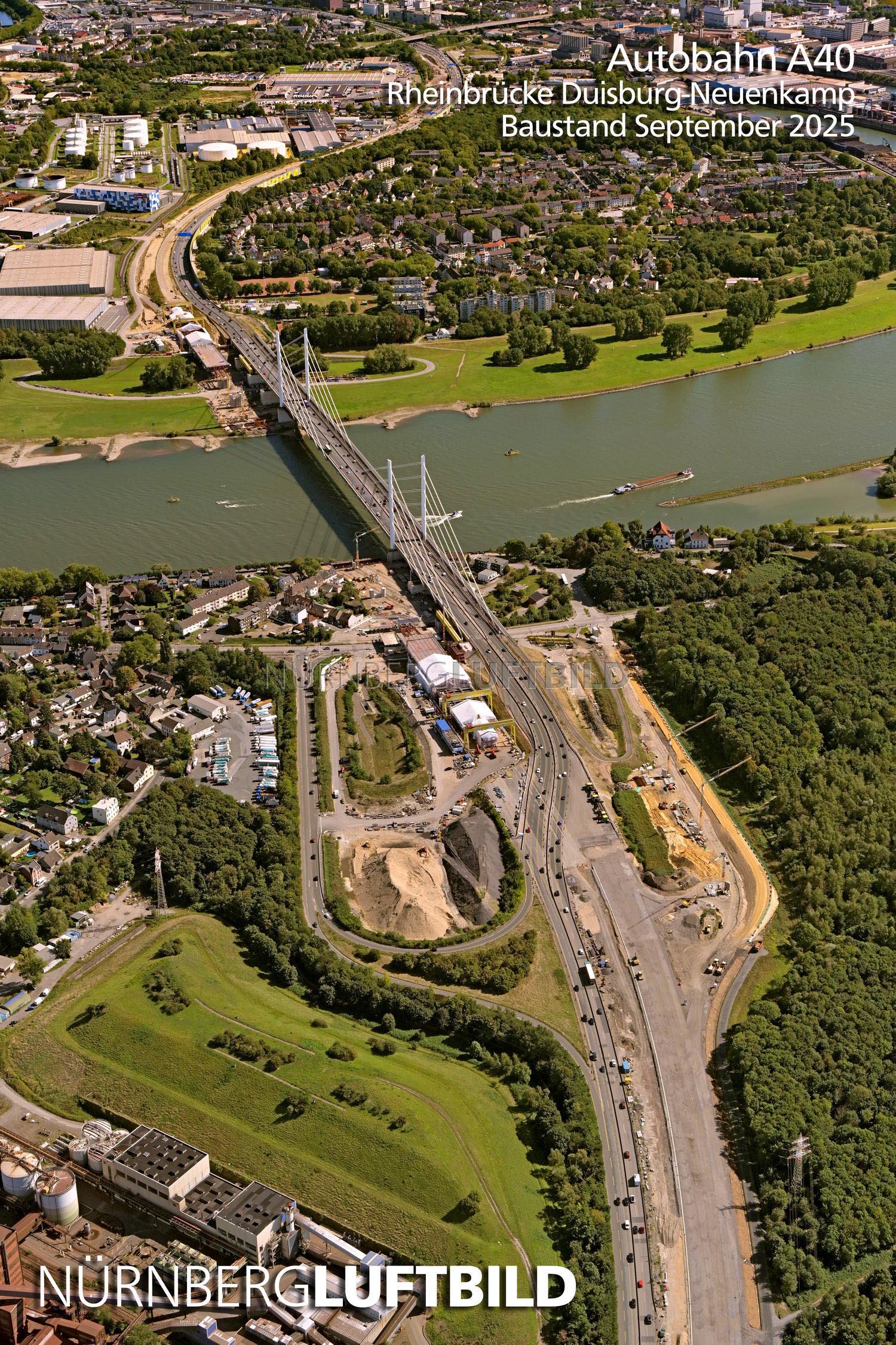 Luftbild der A40-Rheinbrücke Neuenkamp in Duisburg mit fertiger Schrägseilbrücke und Baustelle des zweiten Teilbauwerks