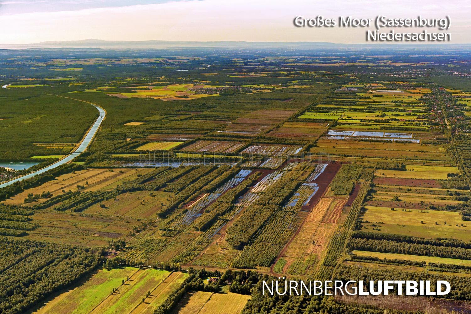 Luftbild des Hochmoors Großes Moor bei Sassenburg mit Torfabbauflächen und Renaturierung
