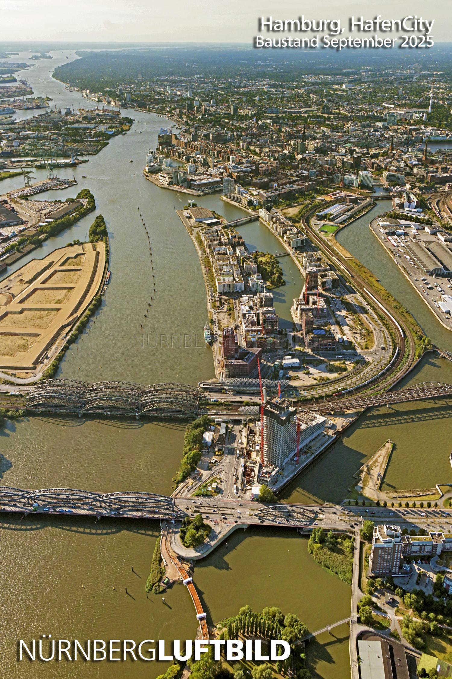 Luftbild der Hamburger HafenCity mit Elbphilharmonie, Überseequartier und Elbtower-Rohbau an der Elbe