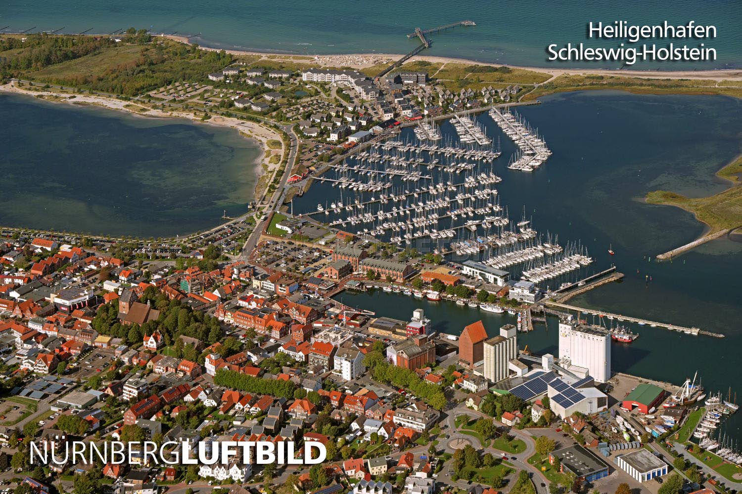 Luftbild von Heiligenhafen an der Ostsee mit Altstadt, Fischereihafen und modernem Yachthafen