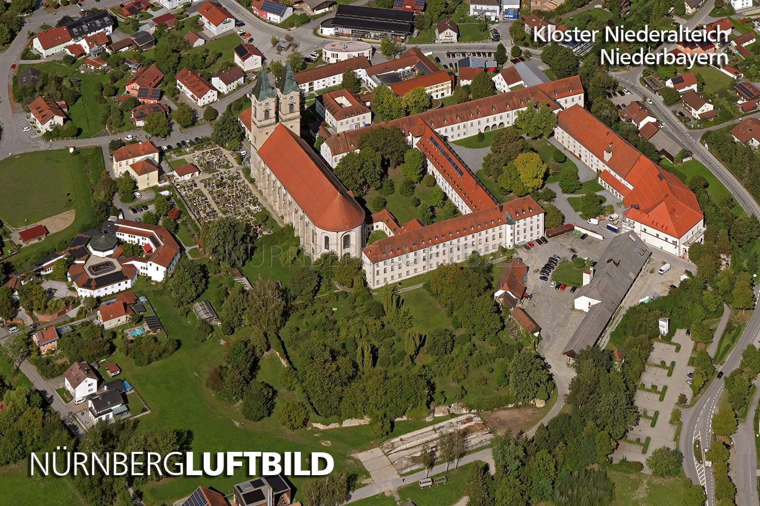 Luftbild der Benediktinerabtei Niederaltaich mit der zweitürmigen Basilika St. Mauritius an der Donau in Niederbayern