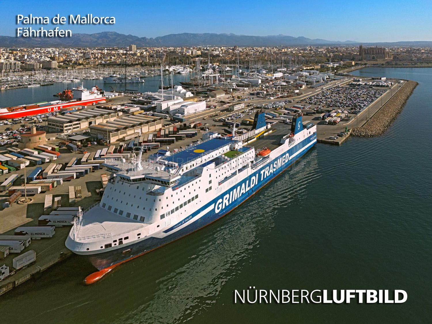 Luftbild des Fährhafens von Palma de Mallorca mit Fährterminals und Fähren an der Bucht von Palma