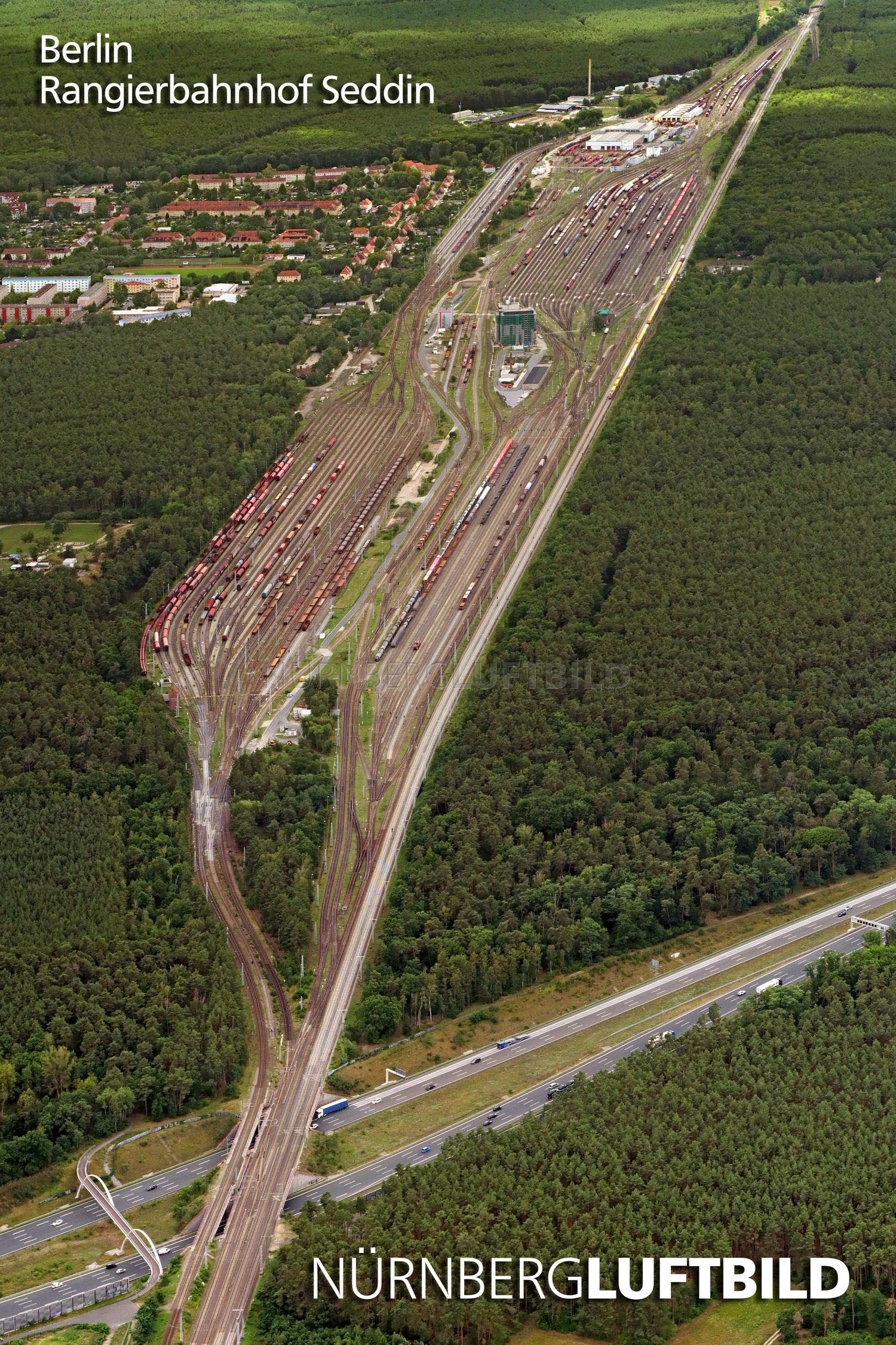 Luftbild des Rangierbahnhofs Seddin, August 2026, Blick auf die Autobahn A10