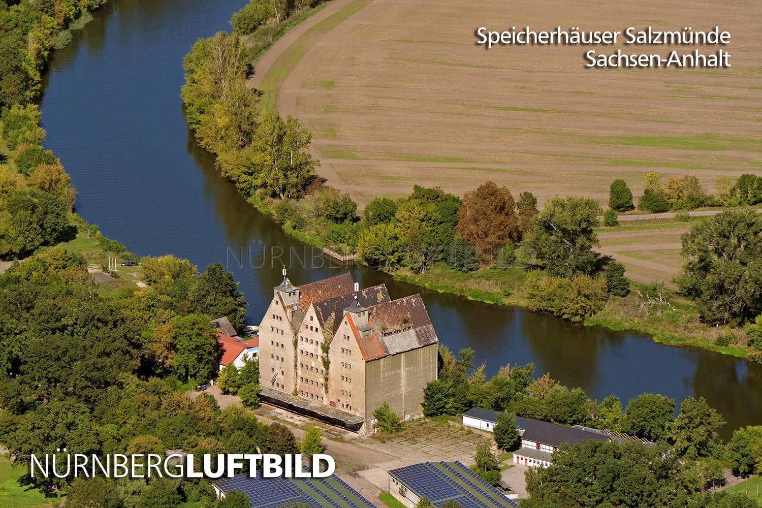 Luftbild der denkmalgeschützten Speicherhäuser am Saalhafen in Salzmünde, Ortsteil von Salzatal im Saalekreis