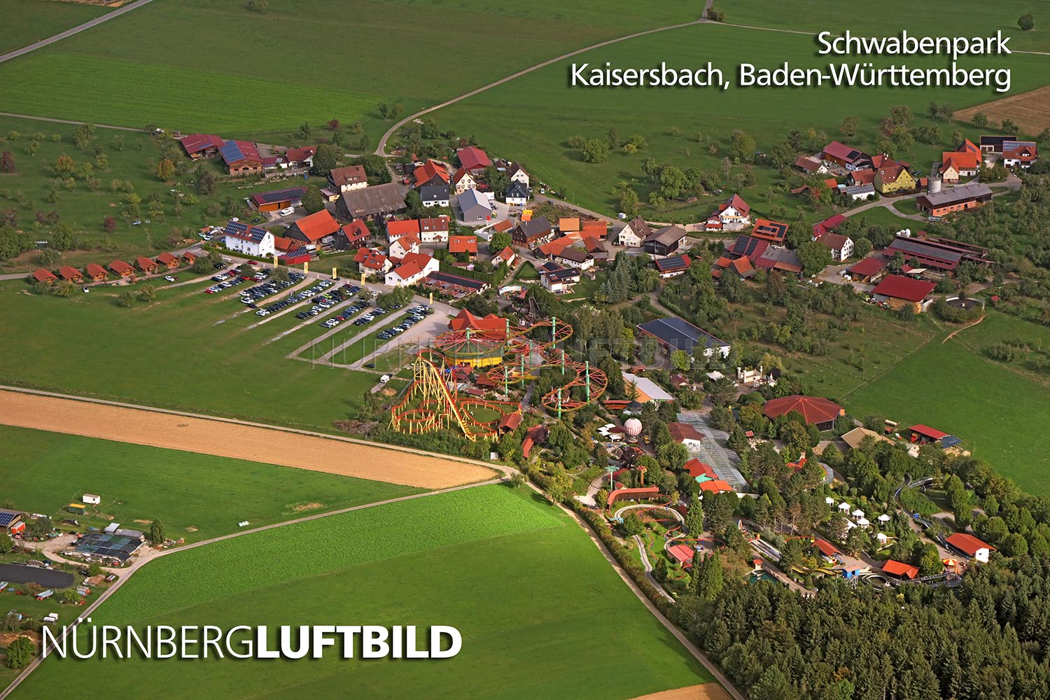 Luftbild des Schwaben Parks im Welzheimer Wald mit Achterbahnen und Tiergehegen