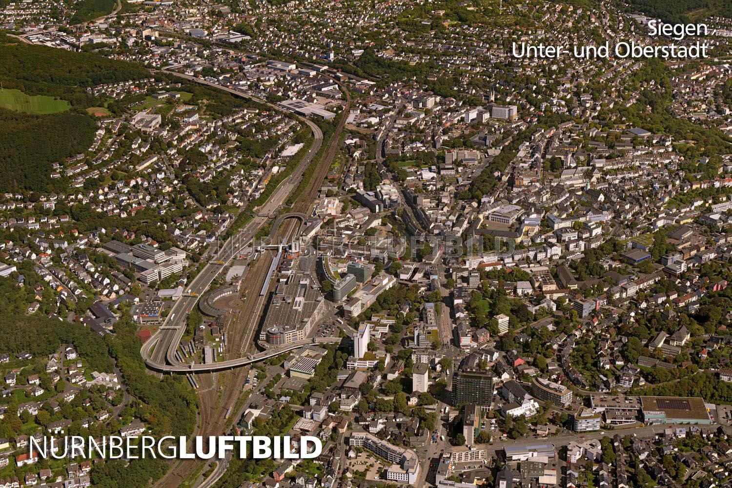 Luftbild der Stadt Siegen, aufgeteilt durch den Fluss Sieg in die Ober- und Unterstadt.