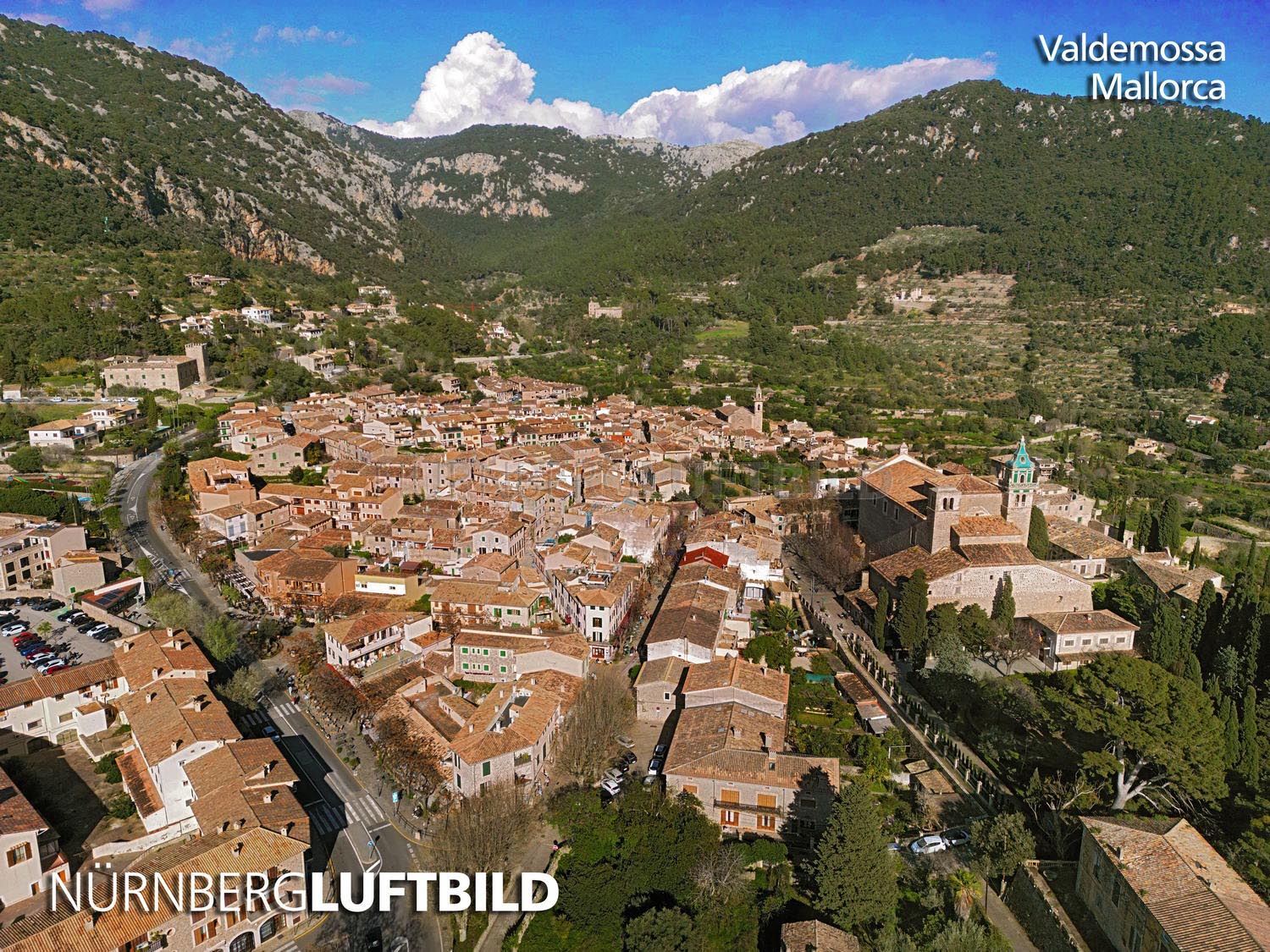 Luftbild des Bergdorfs Valldemossa mit der Kartause in der UNESCO-geschützten Serra de Tramuntana auf Mallorca