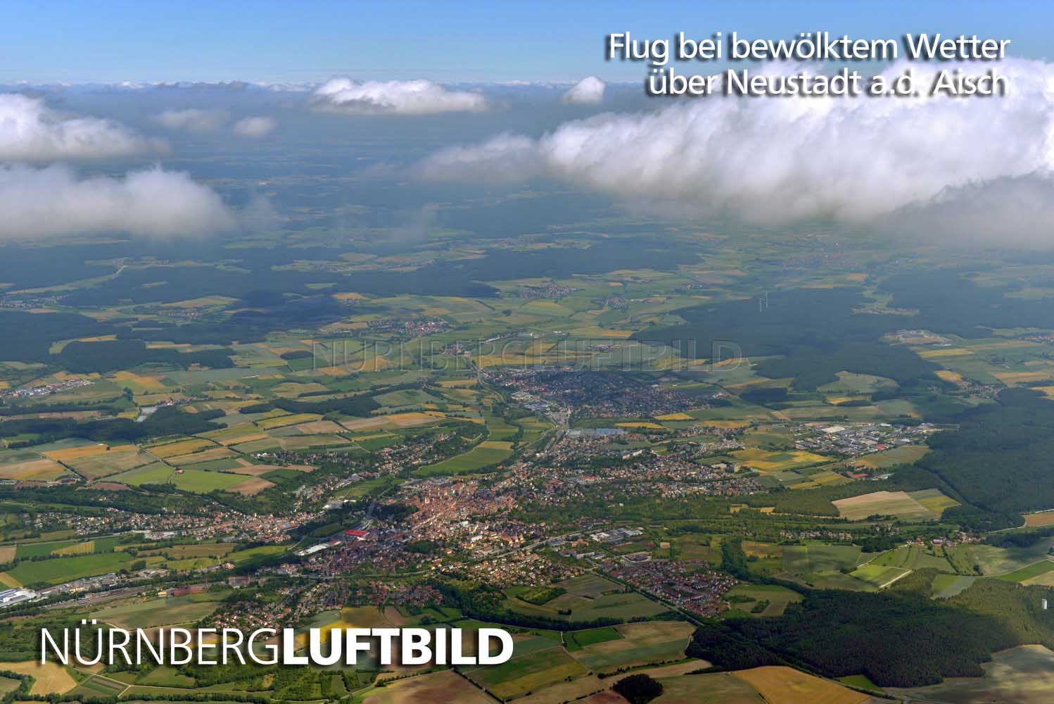 Flug bei bewölktem Wetter über Neustadt a.d. Aisch, Luftbild