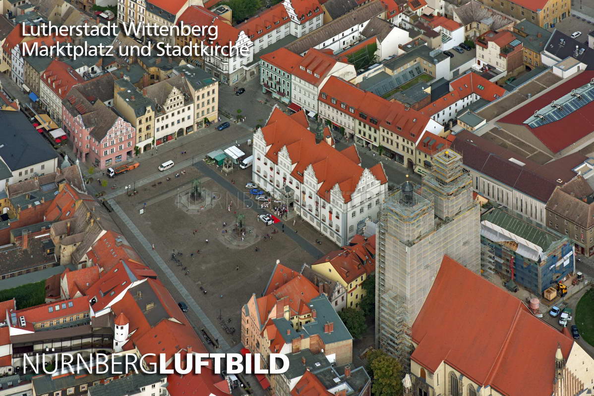 Luftaufnahme der Stadtkirche und vom Marktplatz