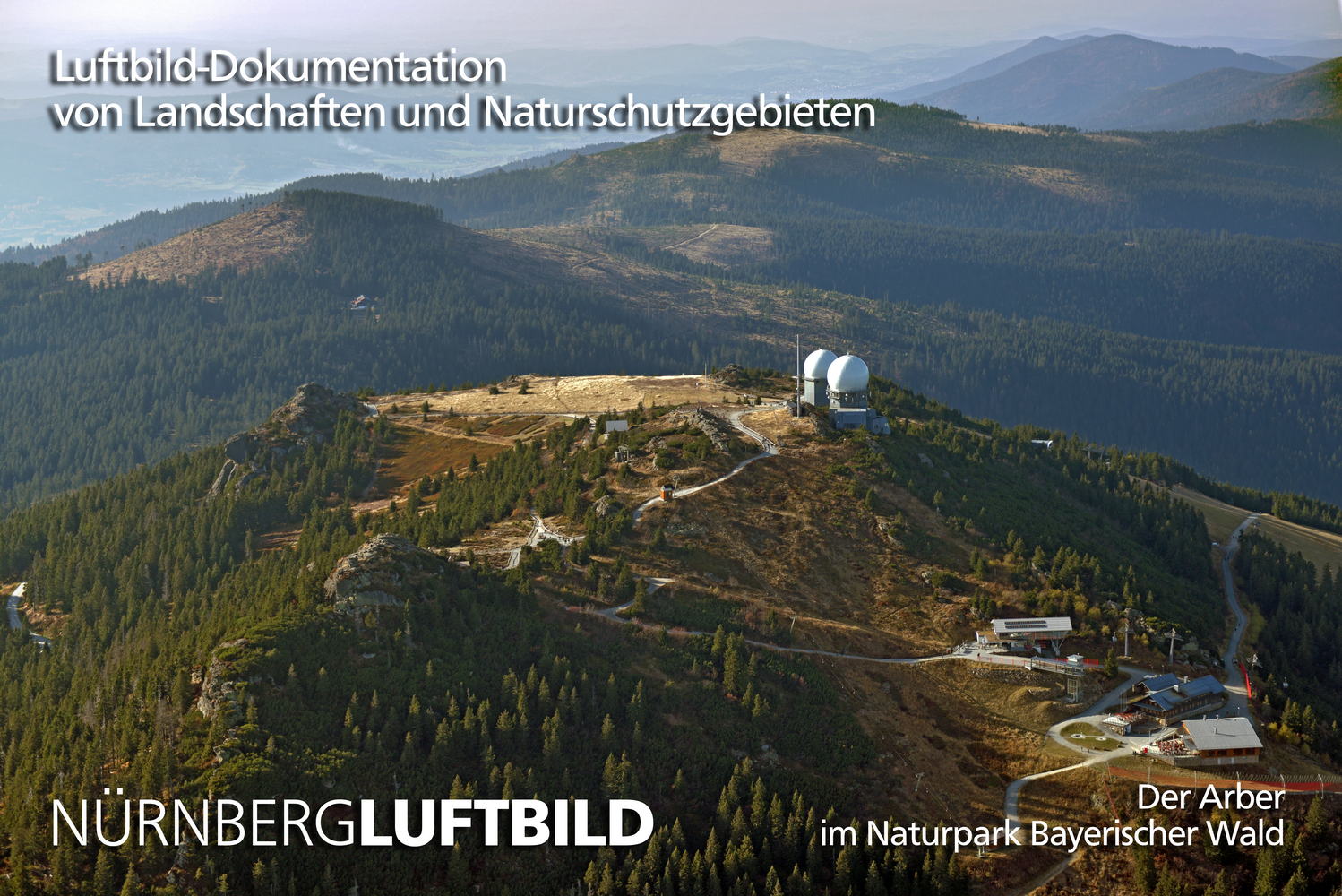 Luftbild des Gro&szlig;en Arbers, h&ouml;chster Berg des Bayerischen Waldes, mit Gipfelfelsen und Bergseen
