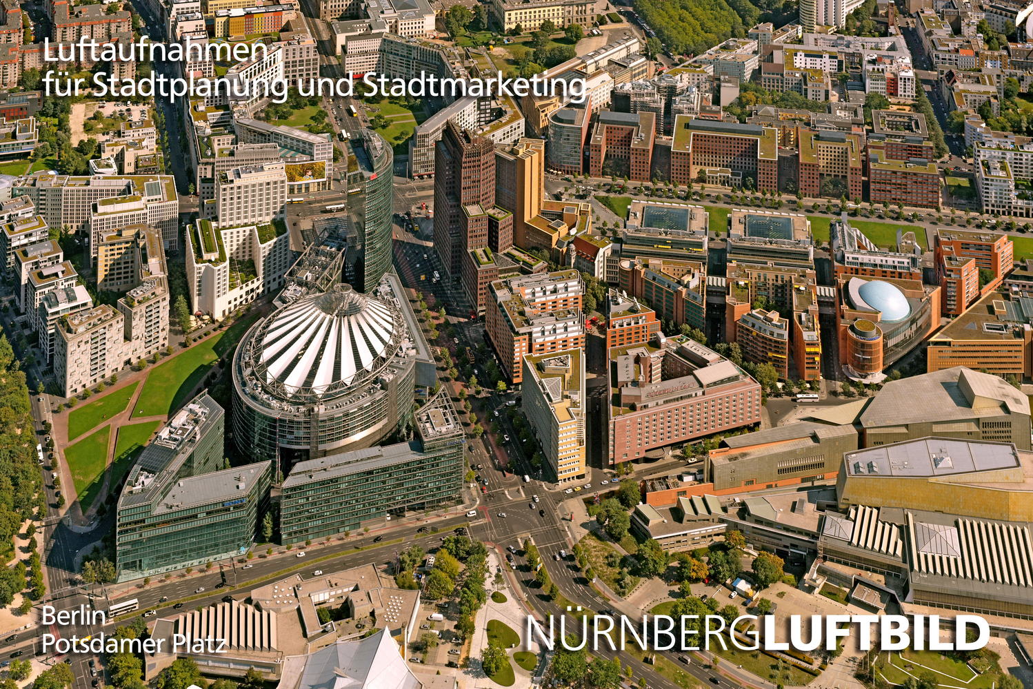 Luftbild des Potsdamer Platzes in Berlin mit Hochhausensemble aus Forum-, Kollhoff- und Bahntower