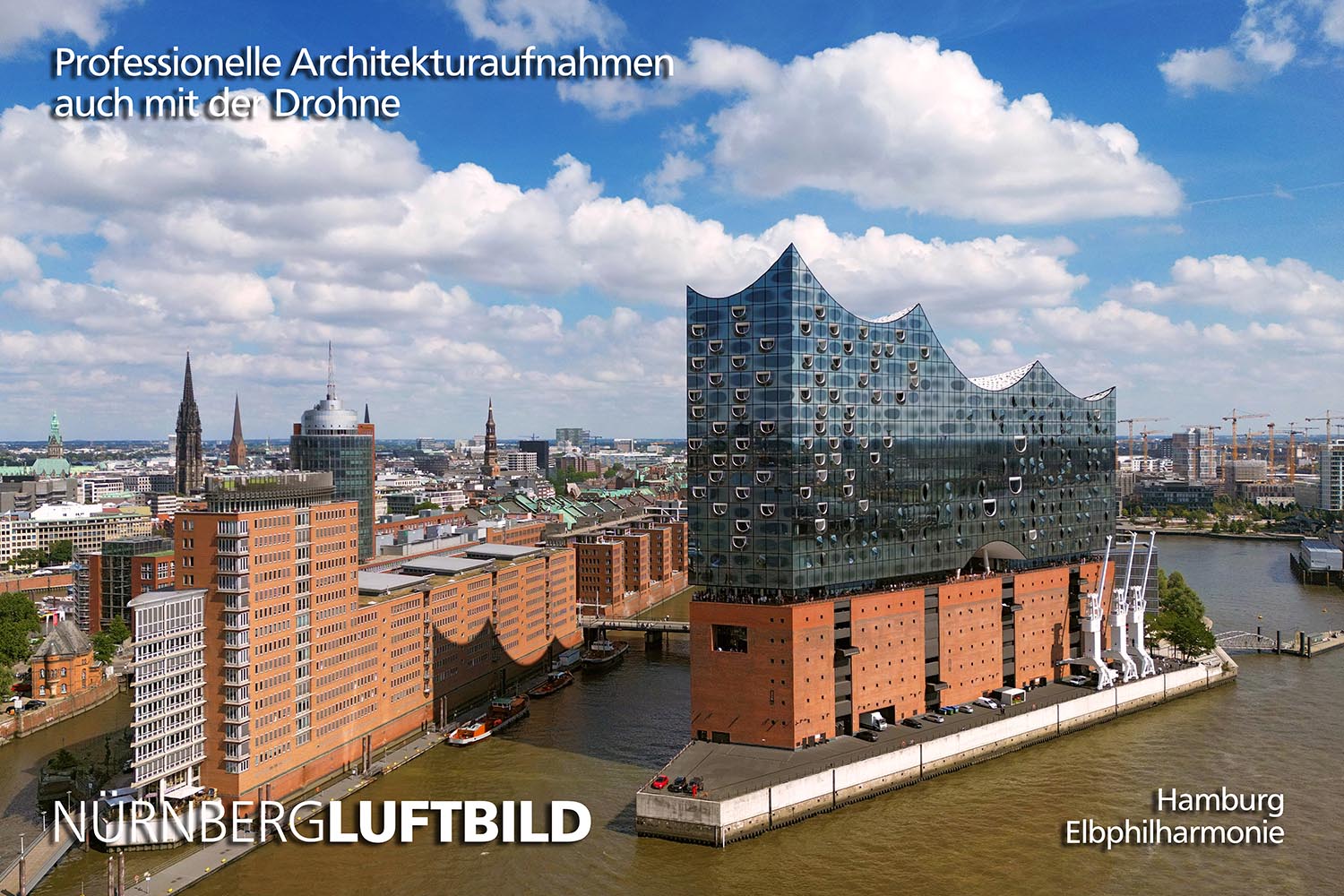 Luftbild der Elbphilharmonie in der HafenCity mit gl&auml;serner Krone auf dem historischen Kaispeicher A