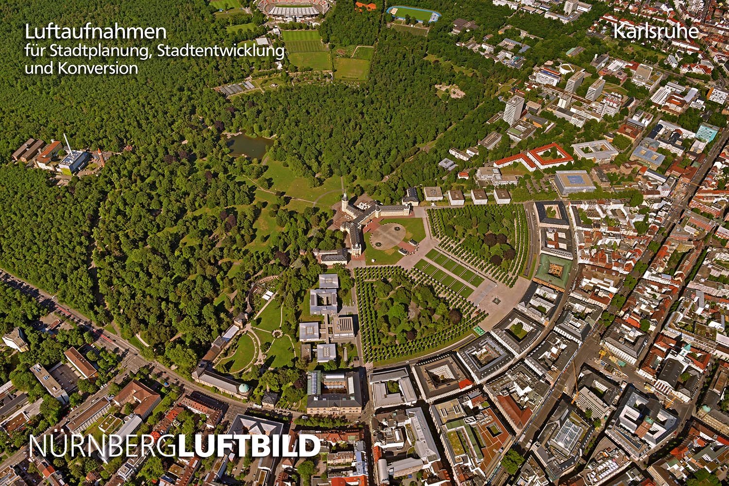 Luftbild der F&auml;cherstadt Karlsruhe mit Schloss im Zentrum der strahlenf&ouml;rmigen Stadtanlage