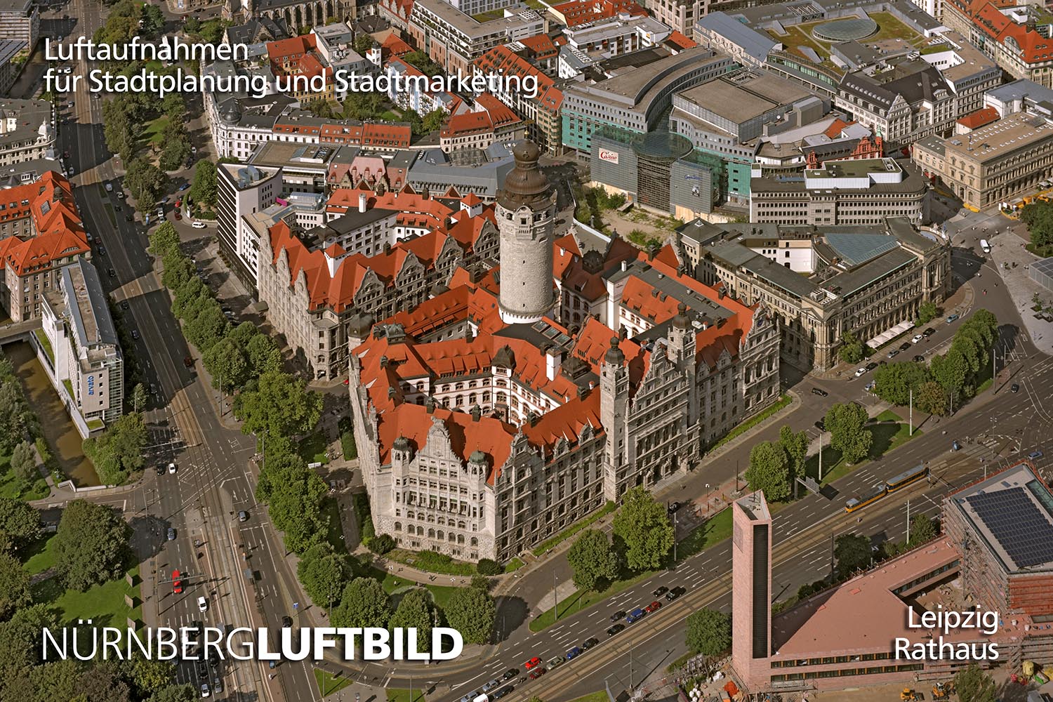 Luftbild des Neuen Rathauses in Leipzig mit rundem Rathausturm auf der ehemaligen Plei&szlig;enburg