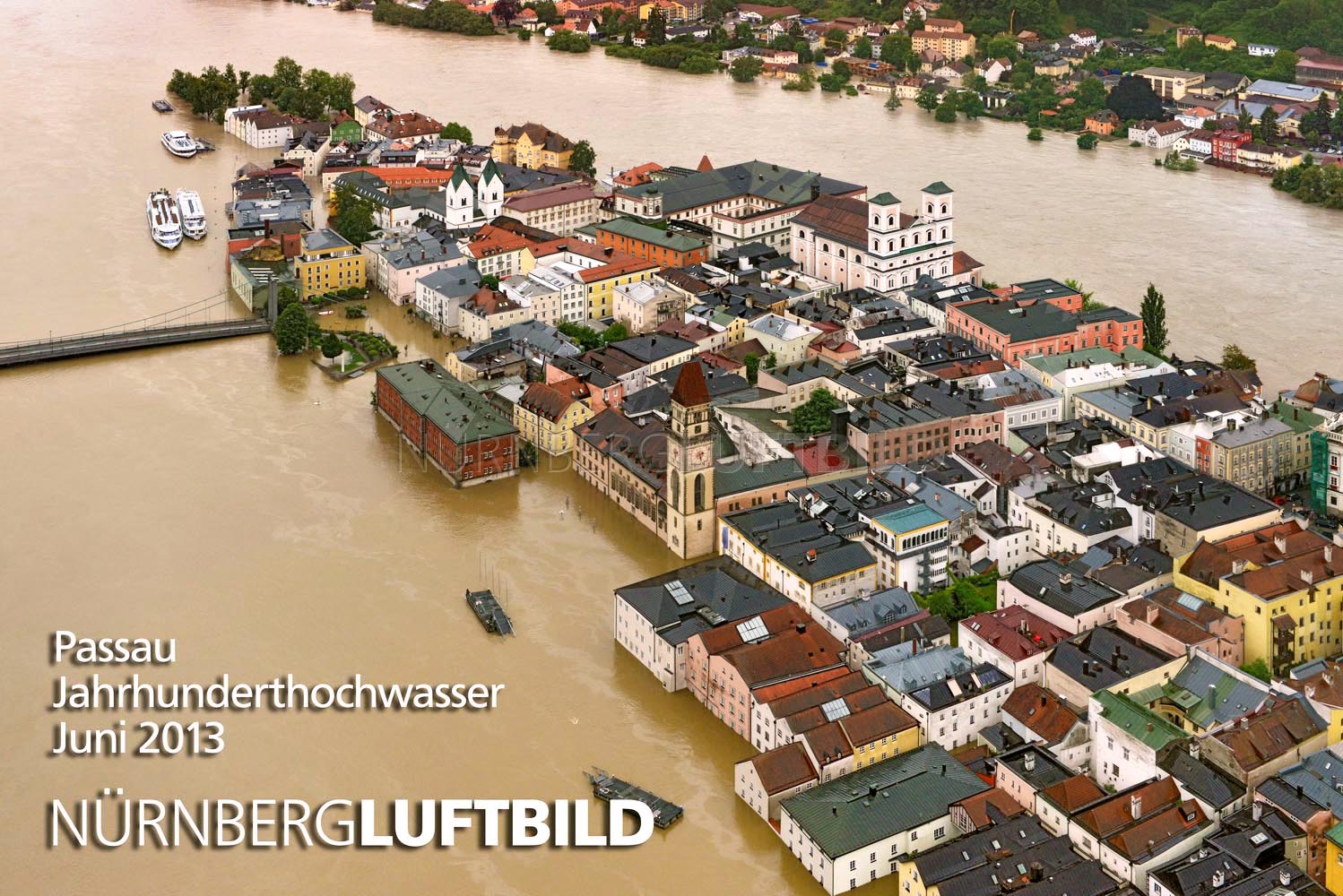 Luftbild des Jahrhunderthochwassers in Passau am Zusammenfluss von Donau, Inn und Ilz