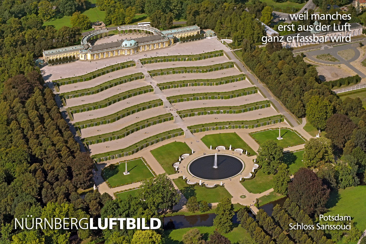 Luftbild von Schloss Sanssouci mit Weinbergterrassen im Park Sanssouci bei Potsdam