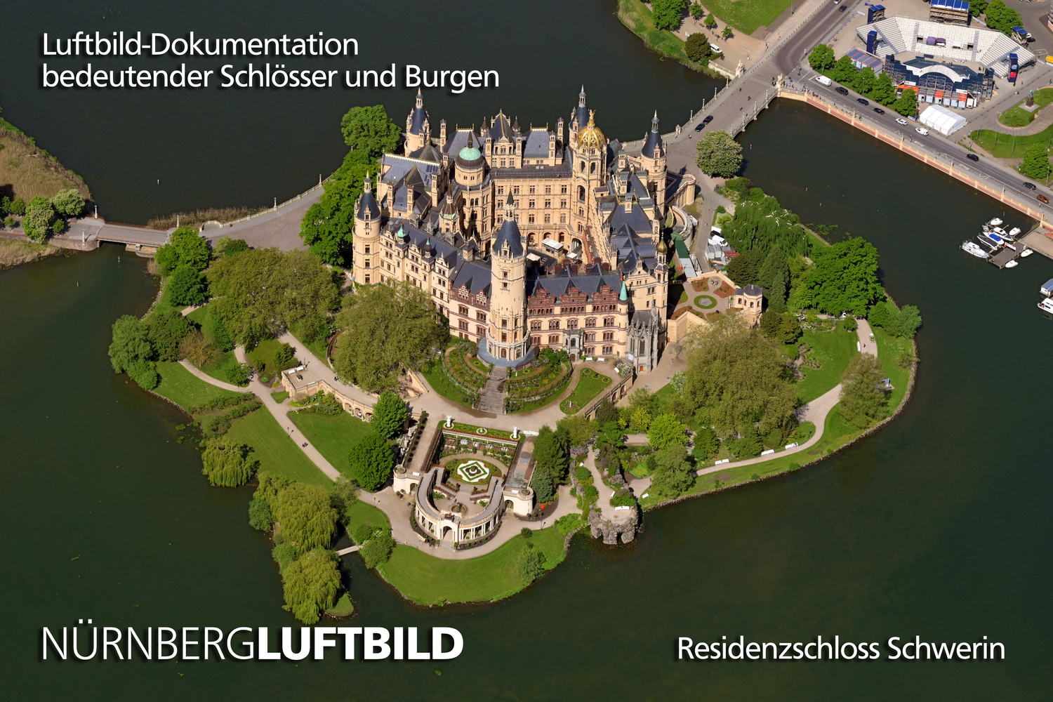 Luftbild des Schweriner Schlosses auf einer Insel im Schweriner See
