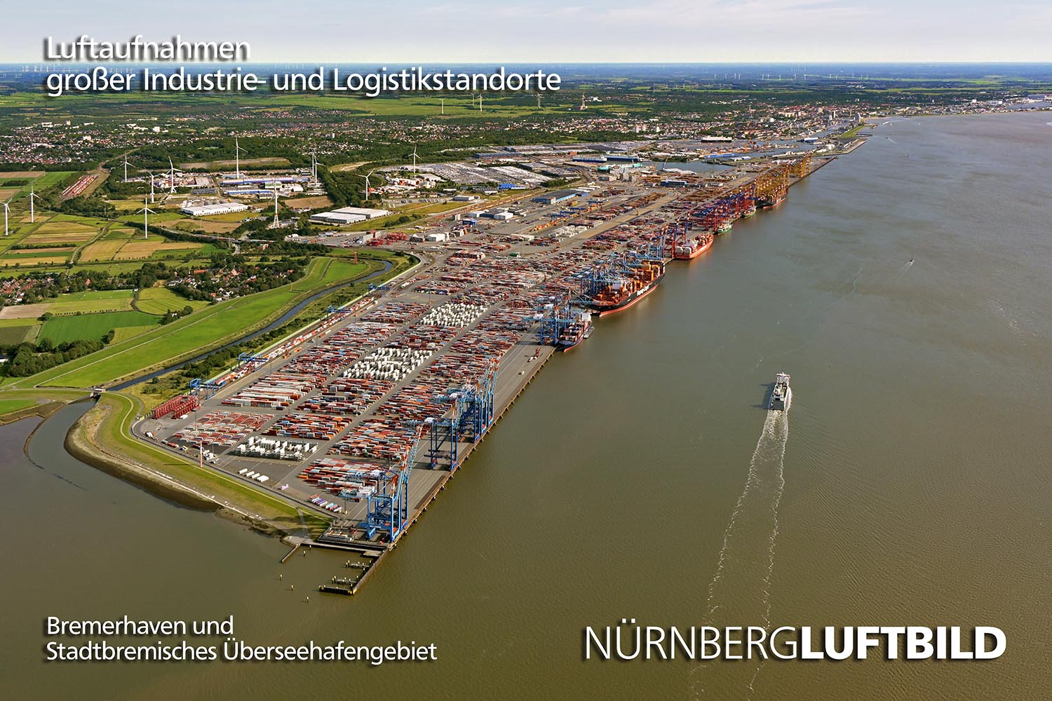 Luftbild des &Uuml;berseehafens Bremerhaven mit Autoterminal und tausenden abgestellten Fahrzeugen