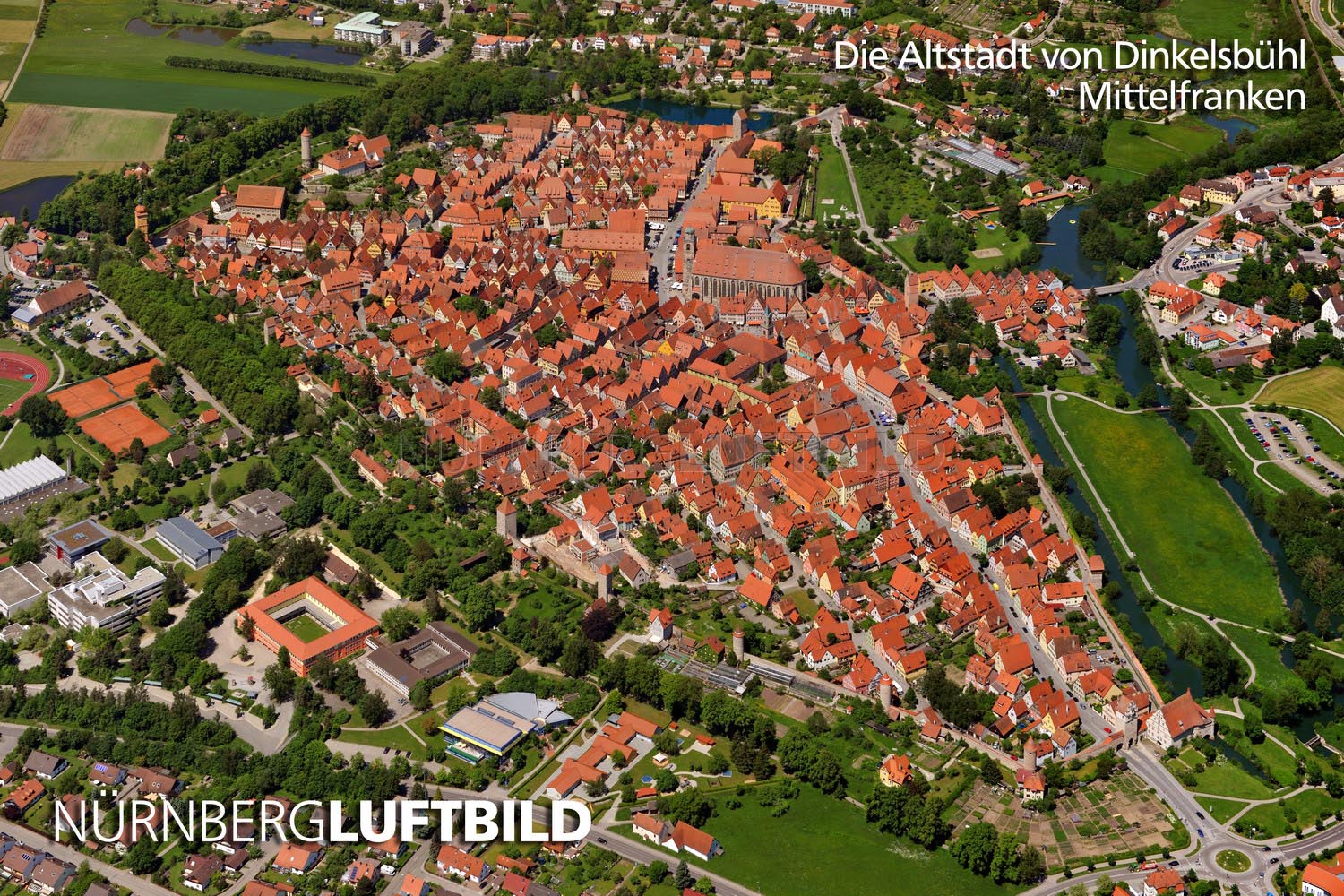 Luftbild der mittelalterlichen Altstadt von Dinkelsbühl an der Wörnitz mit Münster St. Georg
