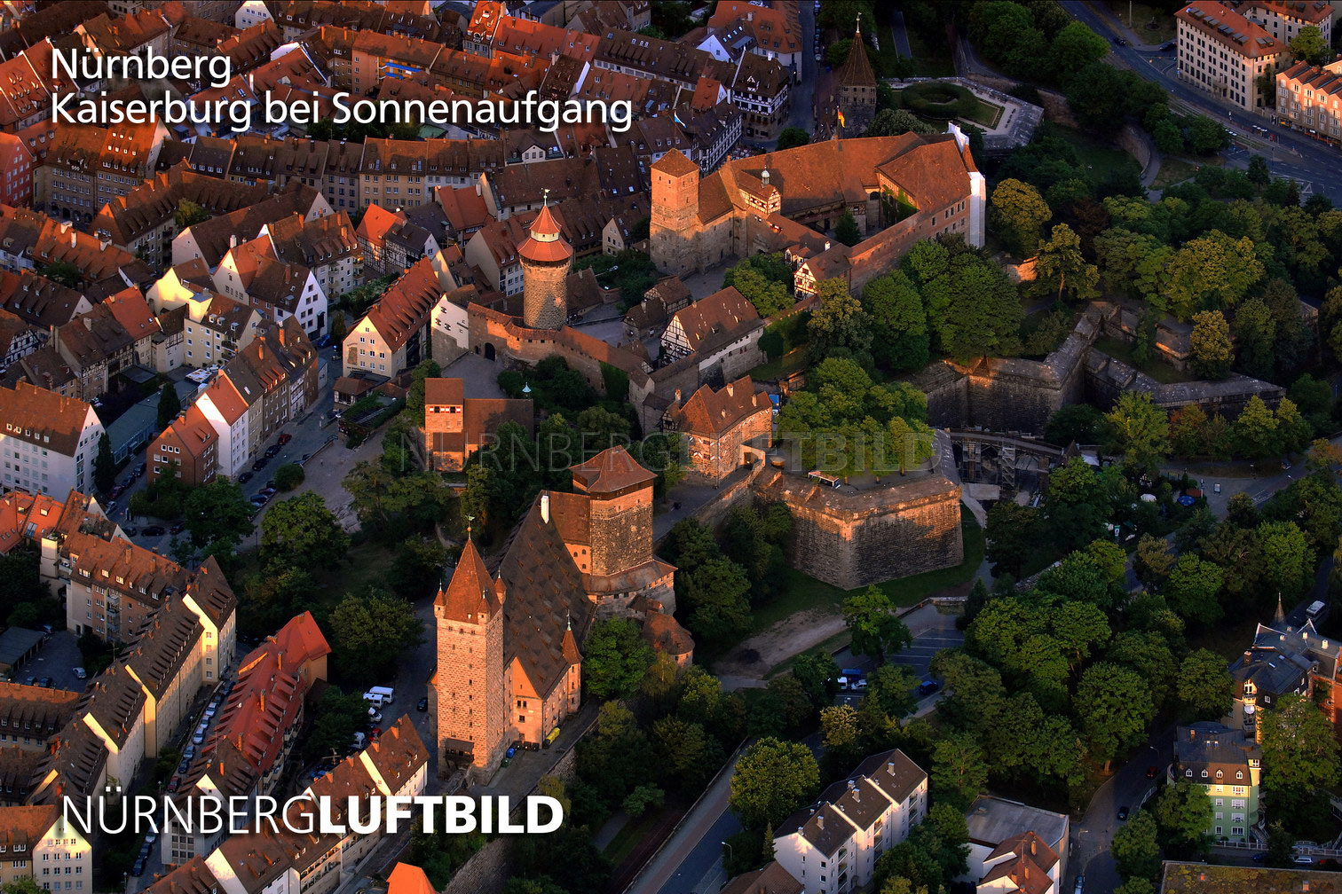 Sonnenaufgang über der Nürnberger Kaiserburg, Luftaufnahme