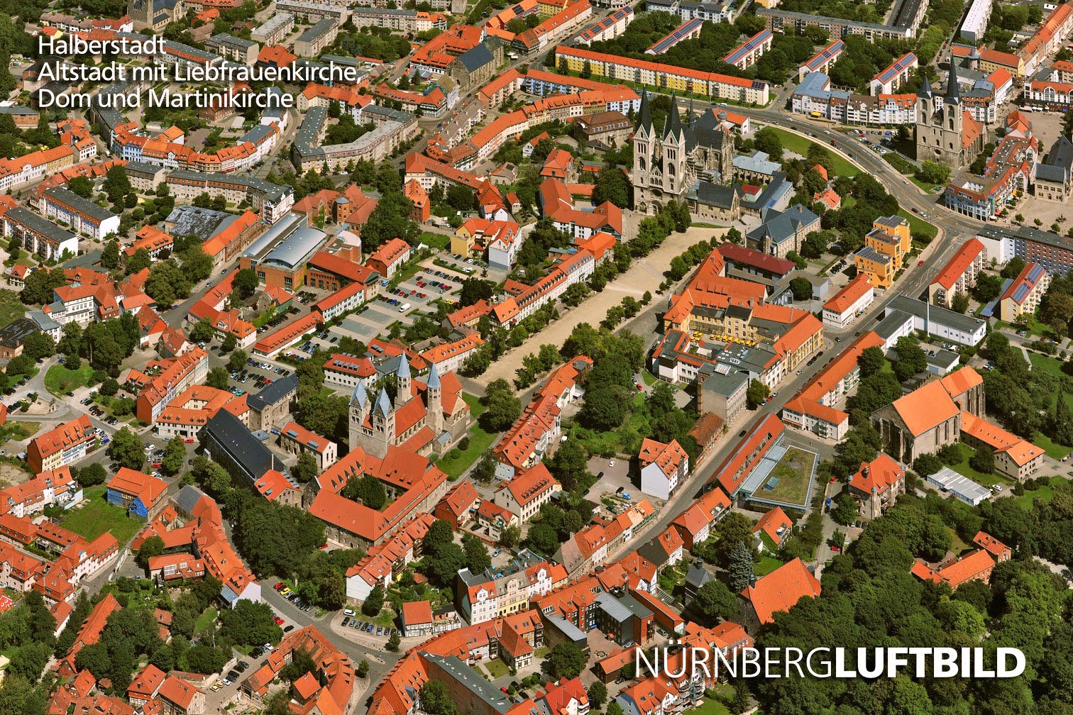 Luftbild der Halberstädter Altstadt mit romanischer Liebfrauenkirche und gotischem Dom St. Stephanus