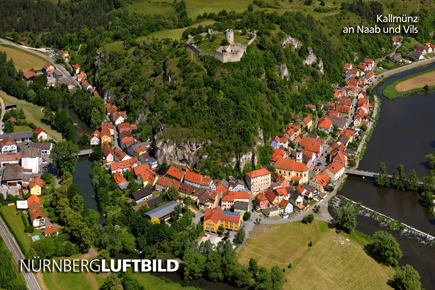 Luftbild von Kallmünz mit Burgruine über der Mündung der Vils in die Naab