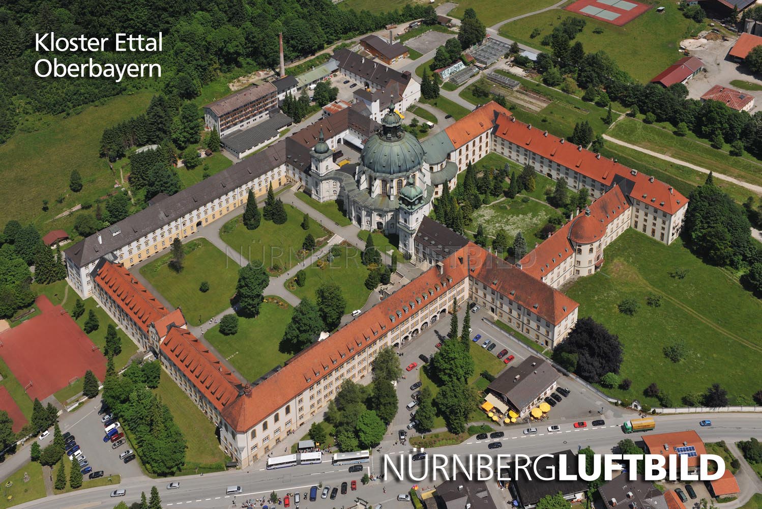 Luftbild der Benediktinerabtei Ettal mit barocker Klosterkirche bei Oberammergau