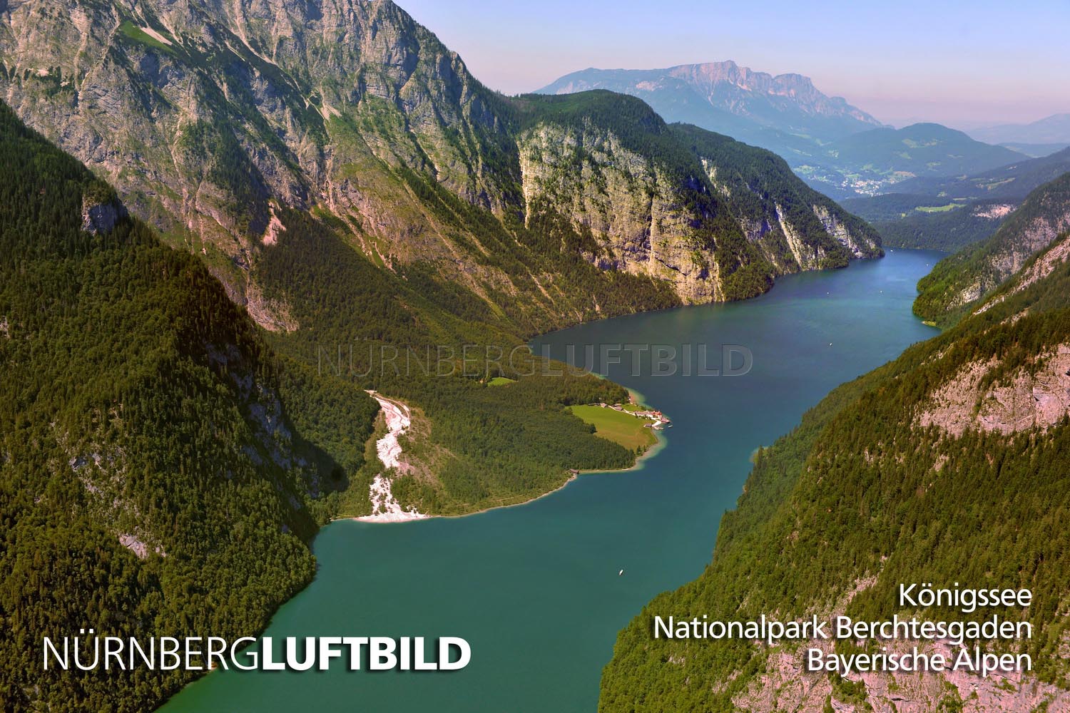 Luftbild des Königssees mit Halbinsel Hirschau, Wallfahrtskirche St. Bartholomä und Untersberg