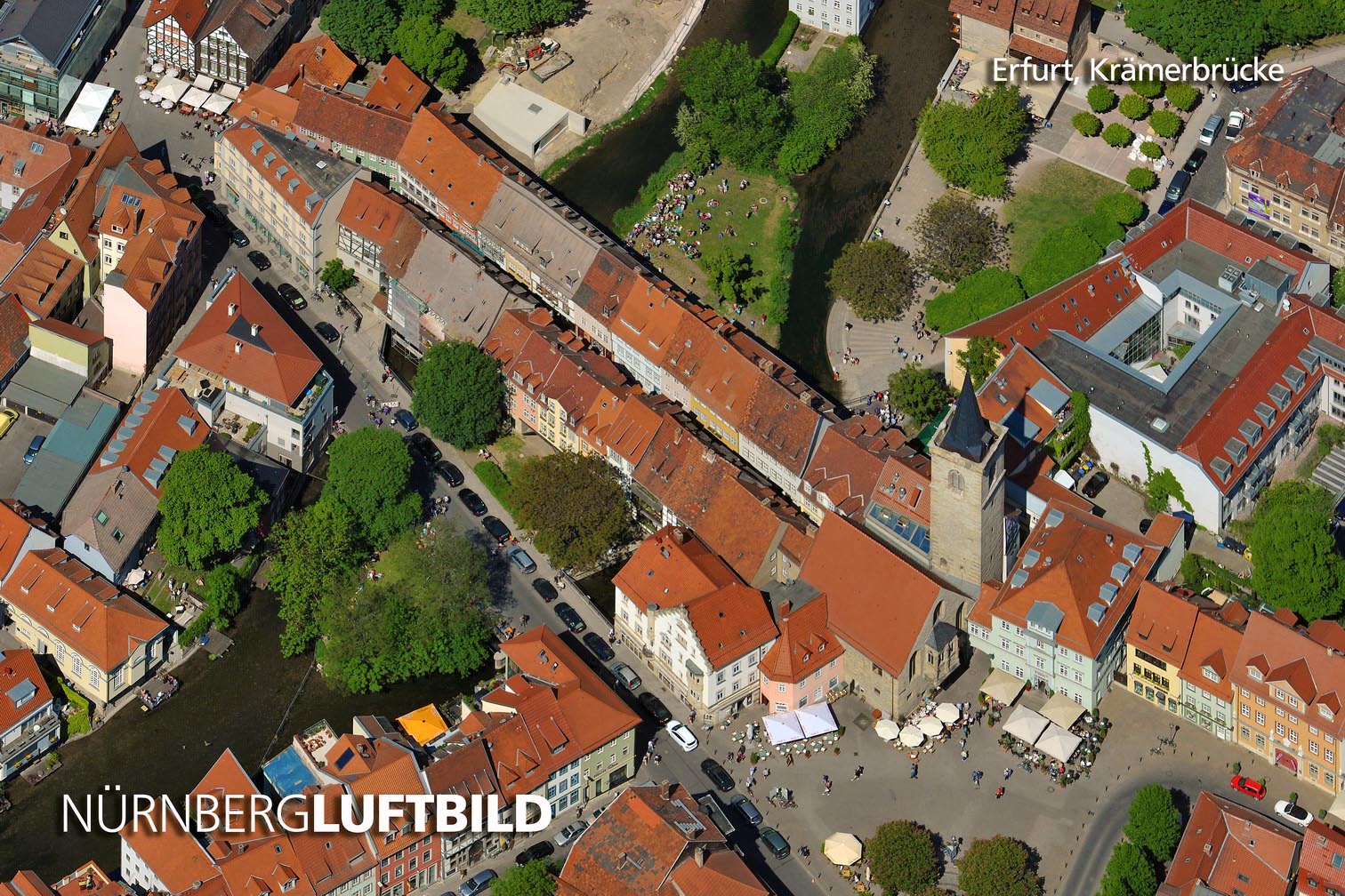 Luftbild der Krämerbrücke in Erfurt mit bewohnten Fachwerkhäusern über dem Breitstrom.
