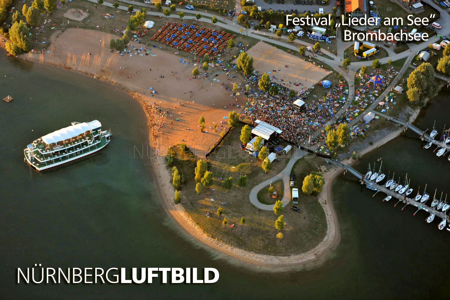 Luftbild vom Festival "Lieder am See" am Brombachsee im Fränkischen Seenland