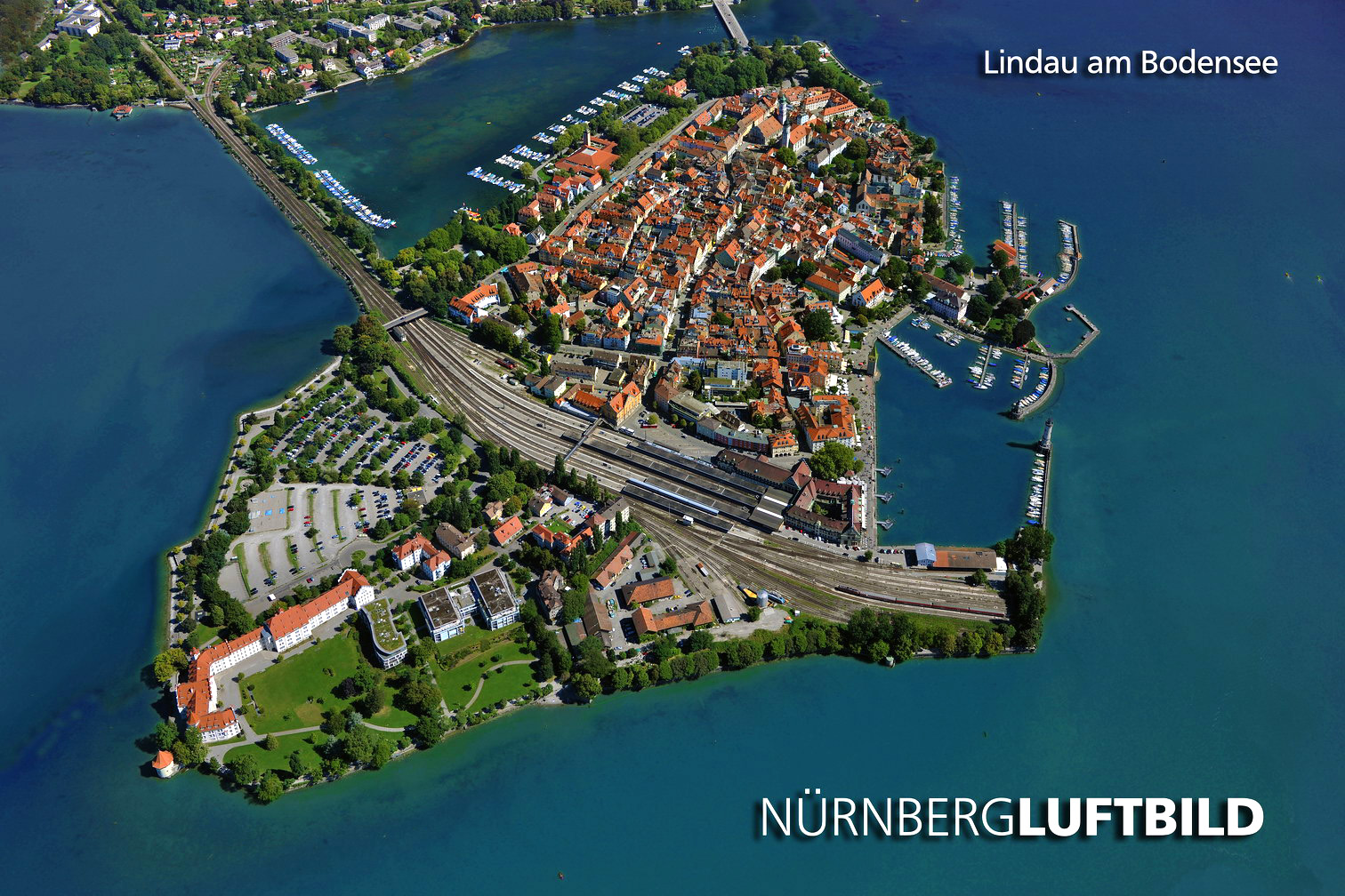 Luftbild der Inselstadt Lindau am Bodensee mit Hafen und Hauptbahnhof