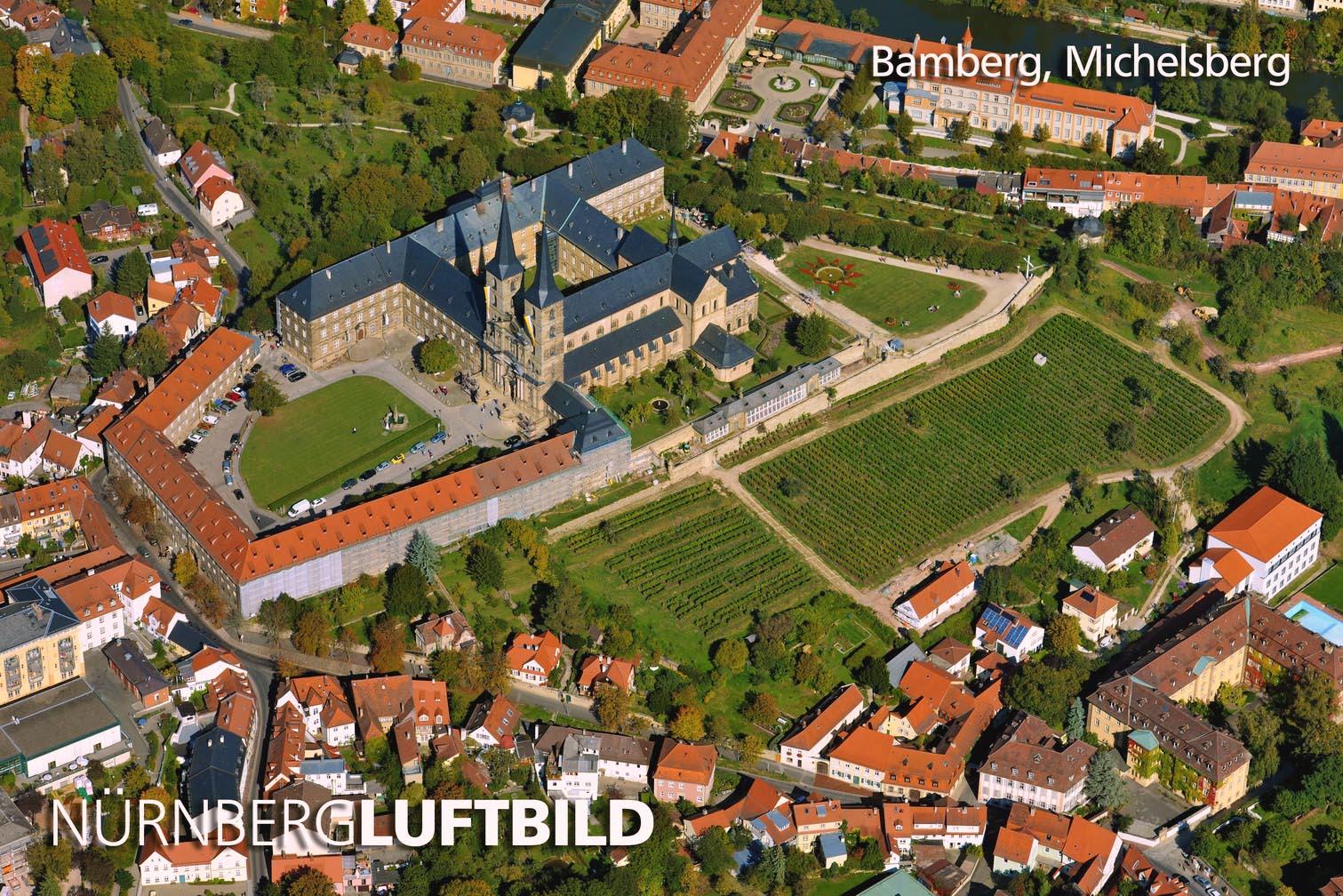 Luftbild der ehemaligen Benediktinerabtei Michelsberg in Bamberg mit Weinberg