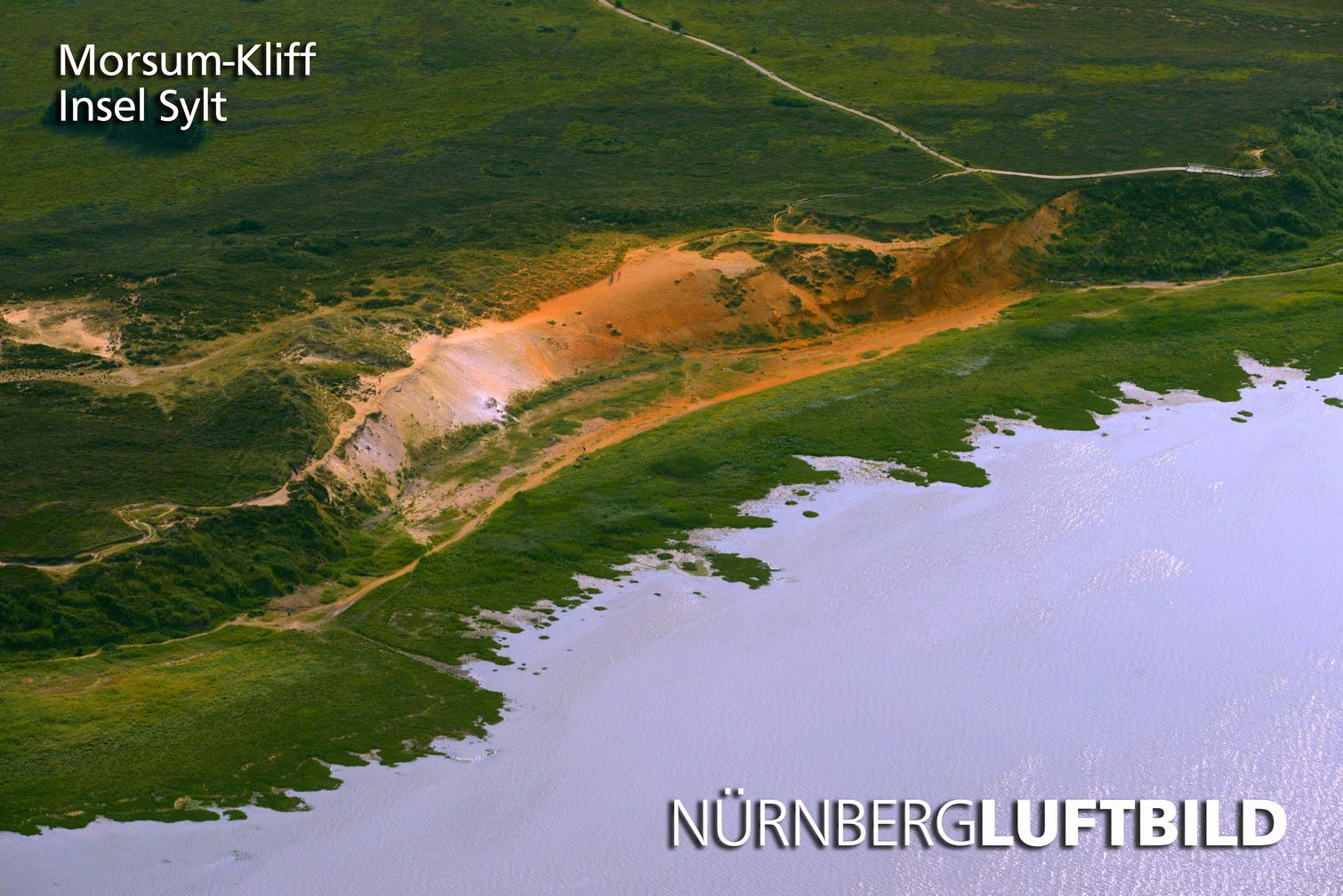 Luftbild des Geotops Morsum-Kliff auf Sylt mit schräg gestellten geologischen Schichten