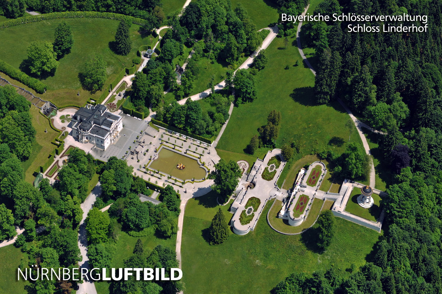 Luftbild von Schloss Linderhof im Rokokostil in den Ammergauer Alpen
