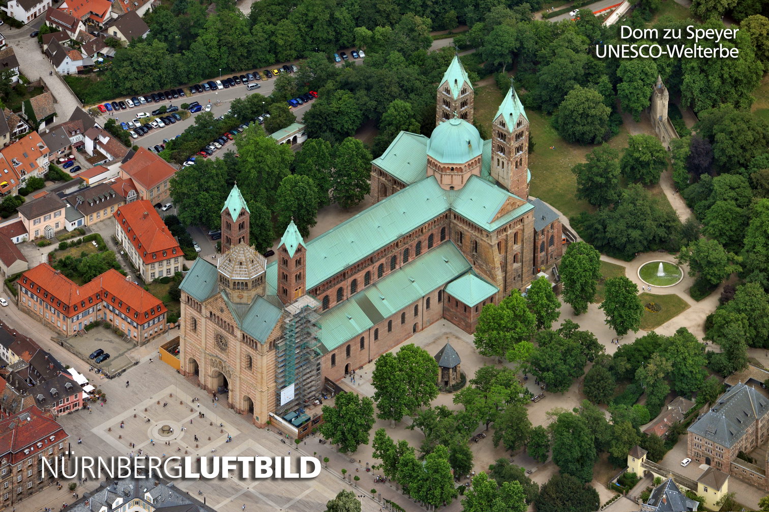 Luftbild des romanischen Kaiserdoms St. Maria und St. Stephan in Speyer am Rhein