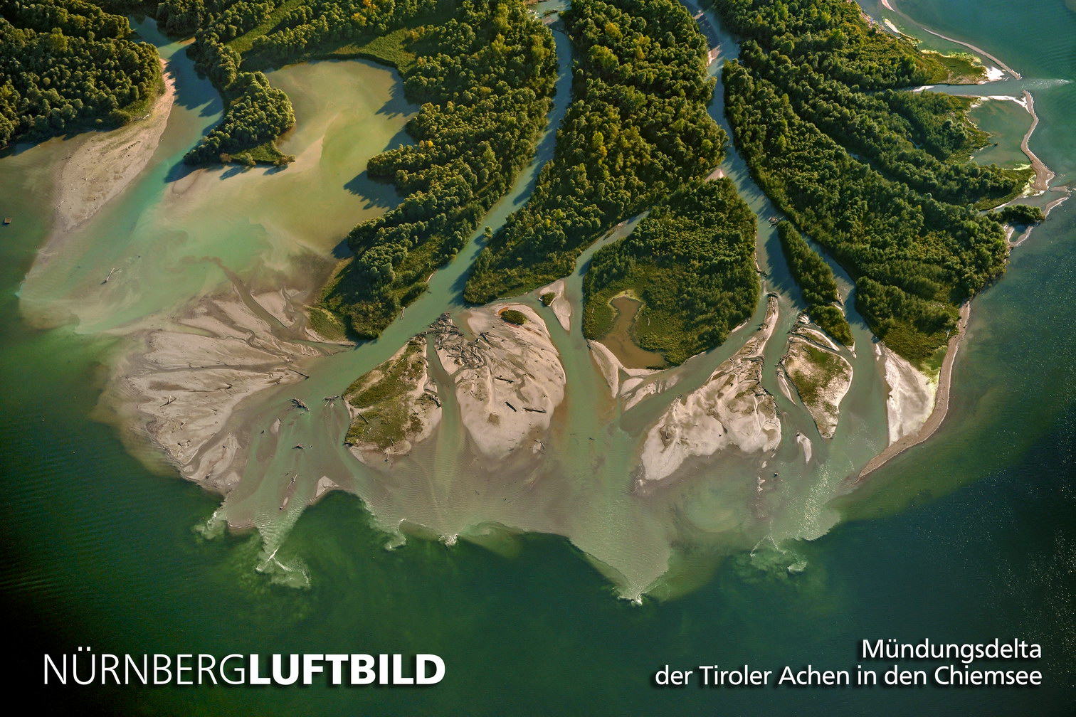 Luftbild des wachsenden Mündungsdeltas der Tiroler Achen in den Chiemsee