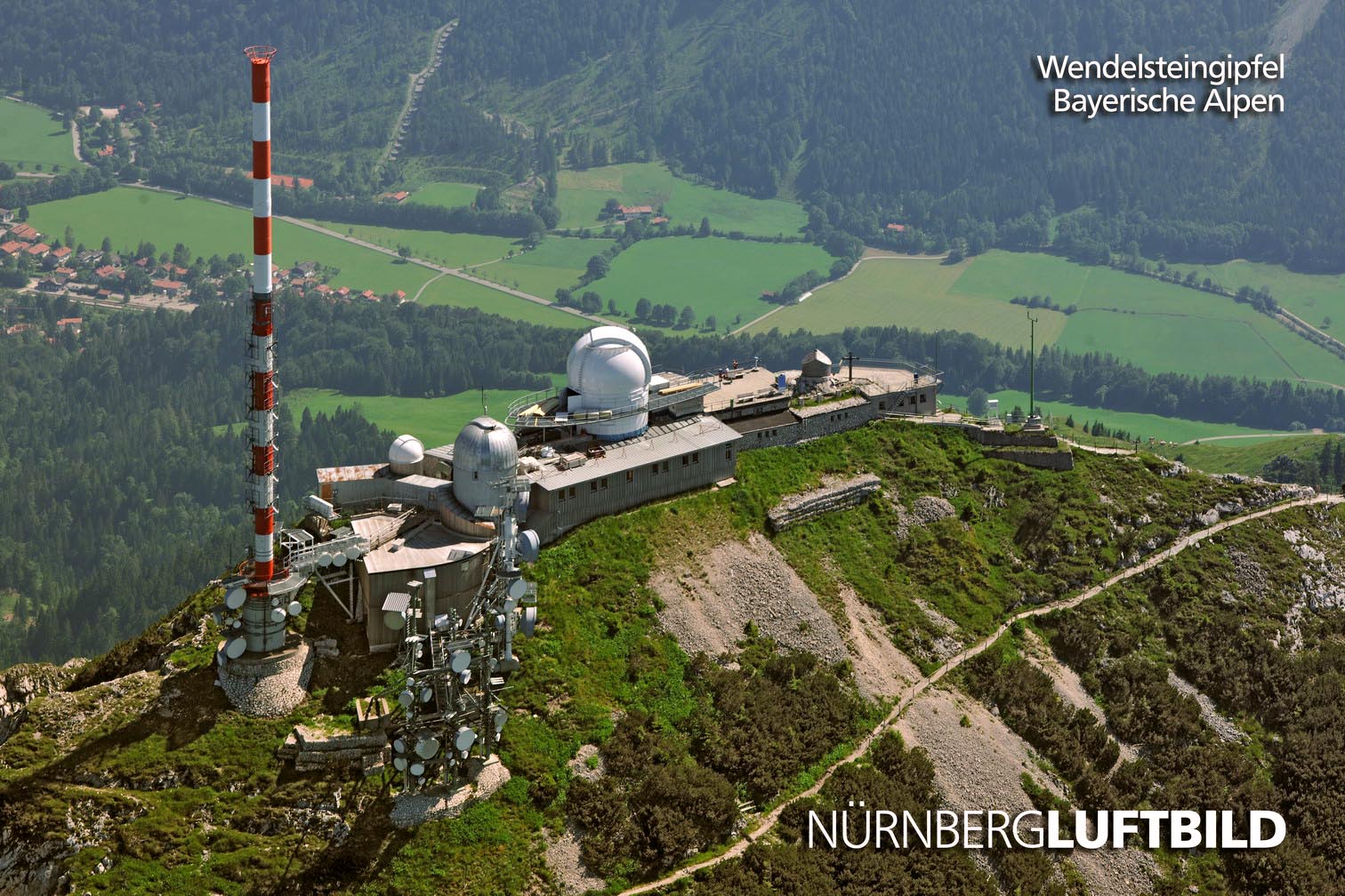 Luftbild des Wendelsteingipfels mit Sendeanlage und Observatorium in den bayerischen Alpen